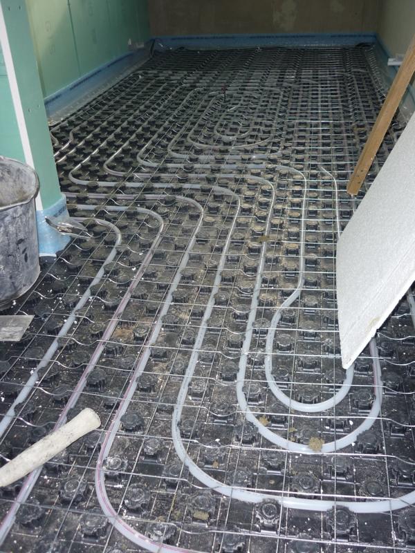 66_Untersuchung-zur-Wirkung-einer-Bewehrung-durch-Betonstahlgitter-in-einem-Estrich_Pavitec-Professional-2-mm-auf-Noppenplatten-Fußbodenheizung